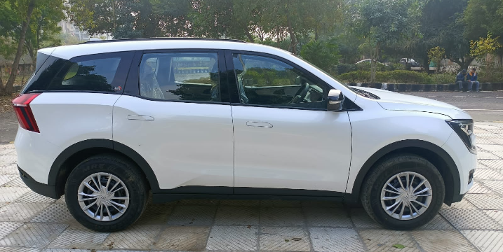 7-seater-suv-mahindra-xuv700-self-drive-car-on-rent-in-delhi