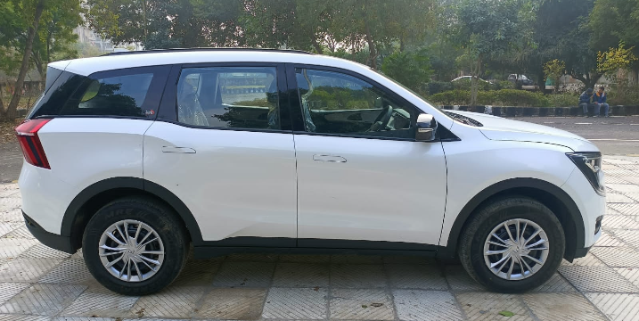 7 Seater SUV Mahindra XUV700 Self Drive Car On Rent In Delhi